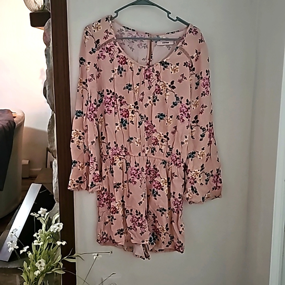 Justfab Long flowy sleeve short romper